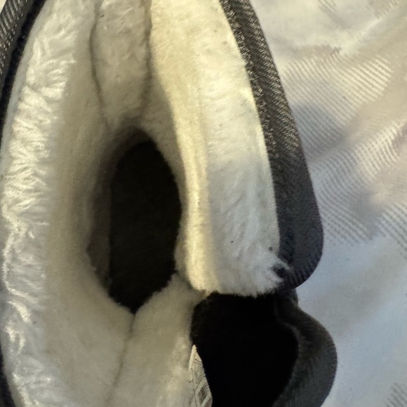 Boys insulated snow boot. Super trendy Camo. Like New. Boys 12.5. - Picture 5 of 8